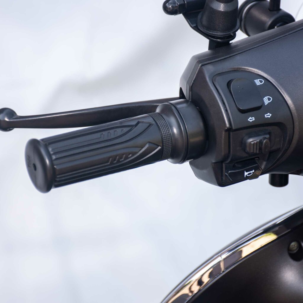 ecoro-Elektroroller-Syra-90-Produktefoto-Details-Lenker-Griff-Cockpit-DSC_0330-quadratisch-1024×1024