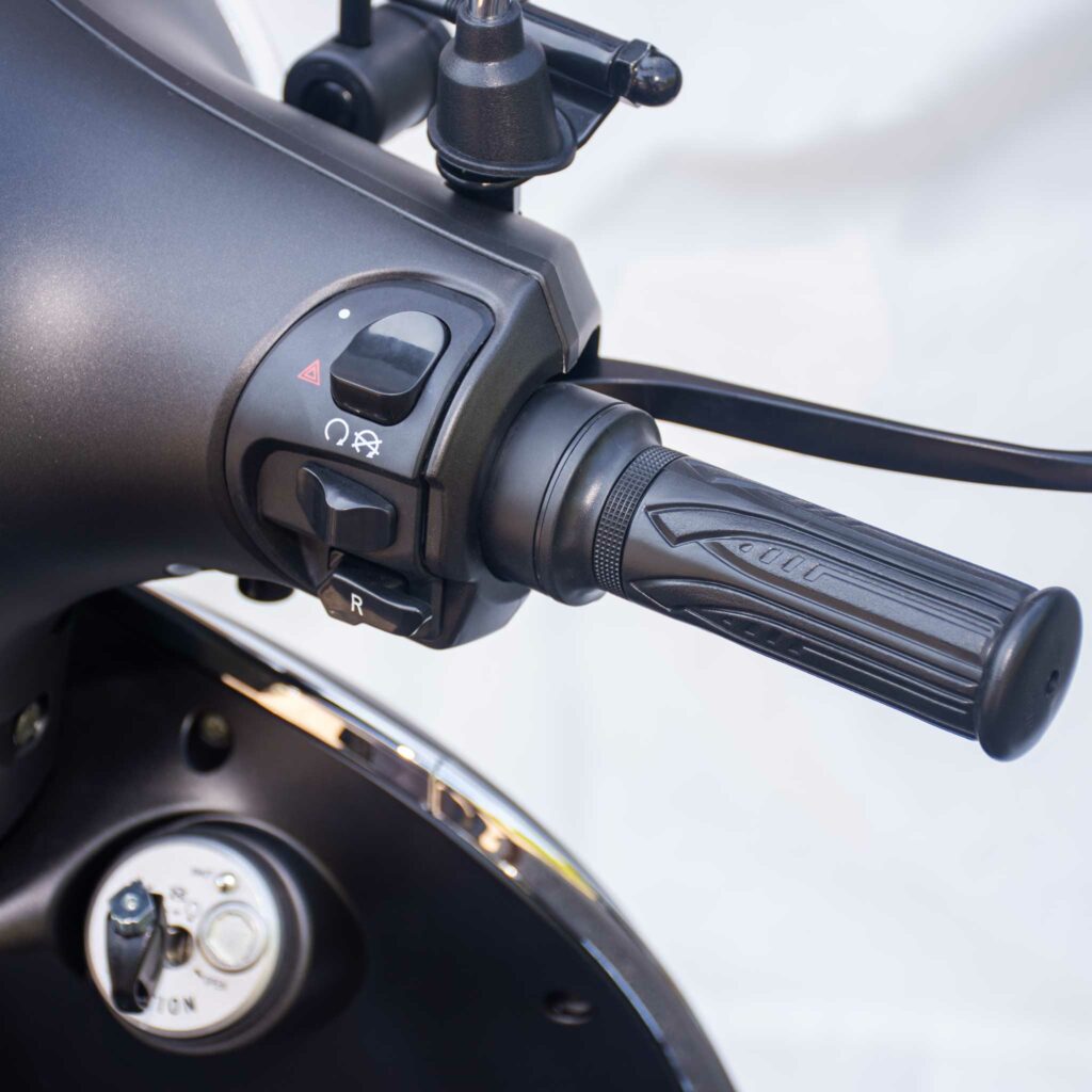 ecoro-Elektroroller-Syra-90-Produktefoto-Details-Lenker-Griff-Cockpit-rechts-DSC_0331-quadratisch-1024×1024